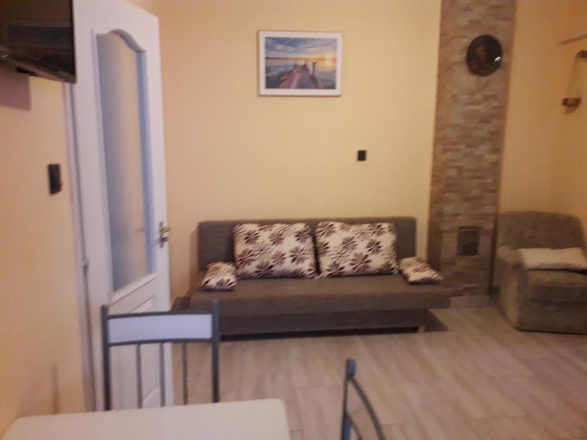 Napsugar Apartmanhaz บาลาตอนแลลเล ภายนอก รูปภาพ