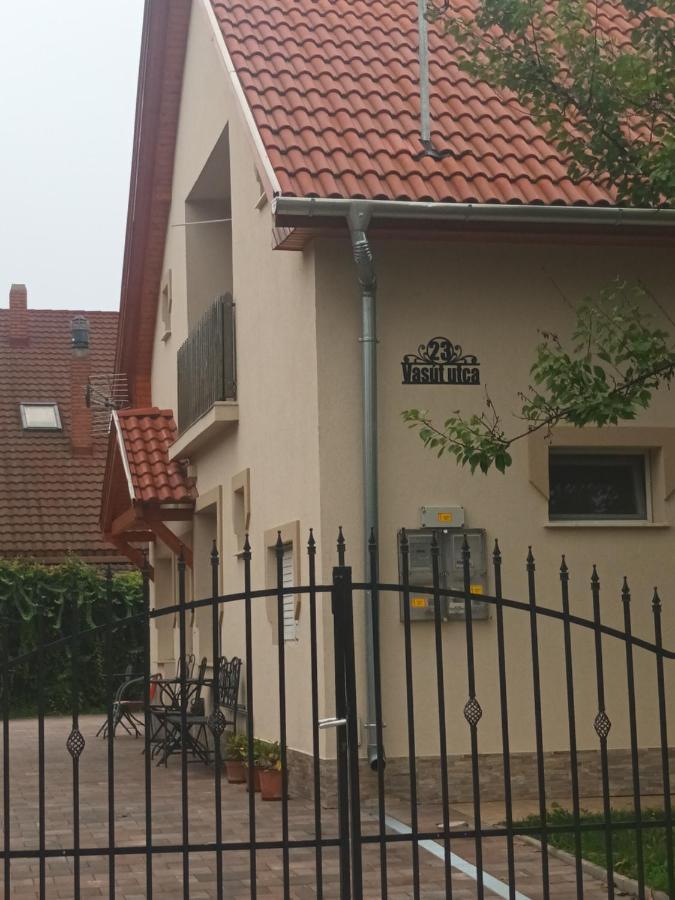 Napsugar Apartmanhaz บาลาตอนแลลเล ภายนอก รูปภาพ