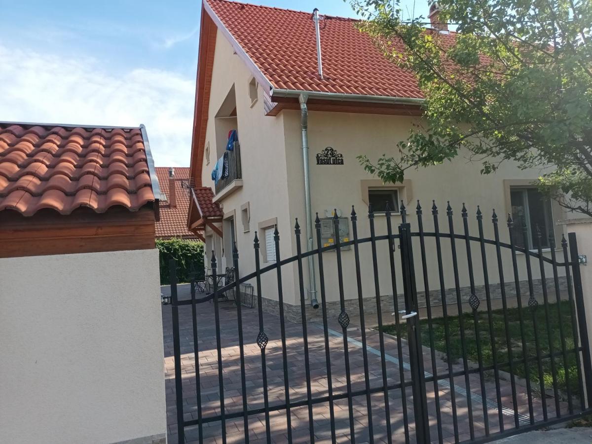 Napsugar Apartmanhaz บาลาตอนแลลเล ภายนอก รูปภาพ